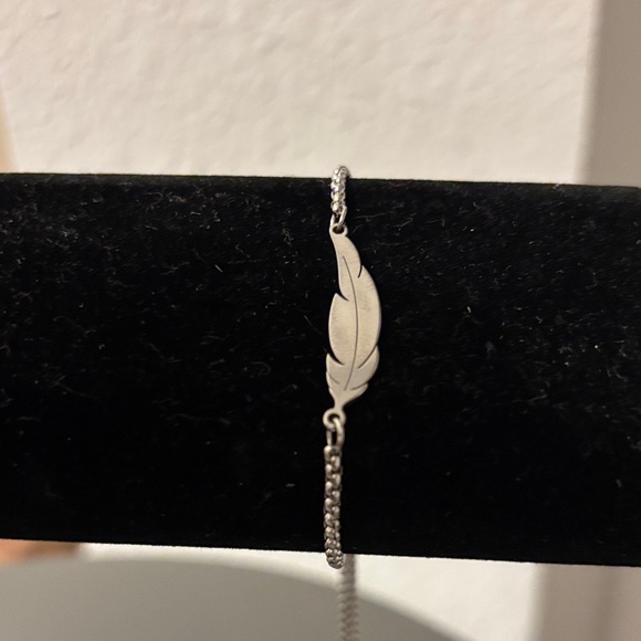 Jewelry - Silver Feather Bracelet- adjustsble NWOT